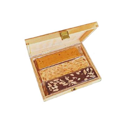 Wooden box with 3 nougats